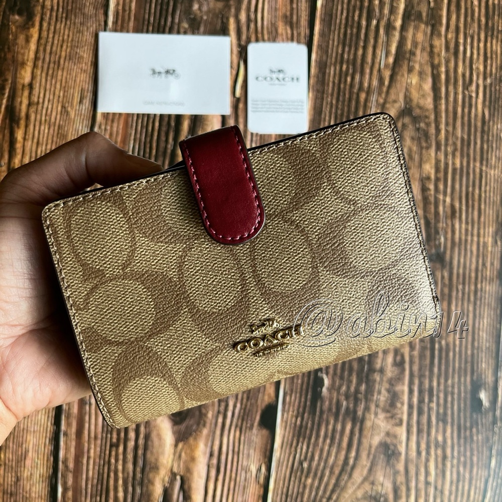 NWT Coach Signature Canvas and Leather Medium Corner Zip Wallet